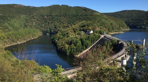 Urfttalsperre Staumauer - Blick vom Eifelsteig