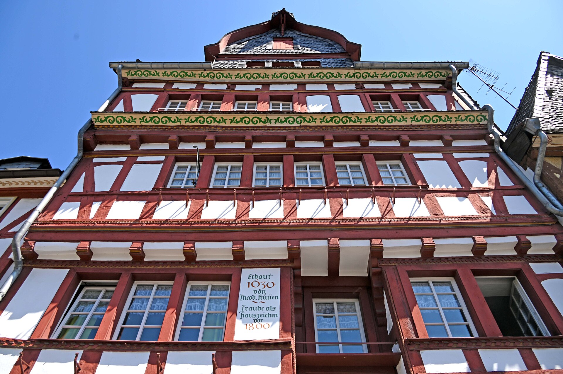 Das viergeschossige Fachwerkhaus von 1630 am Markt 8 in Adenau