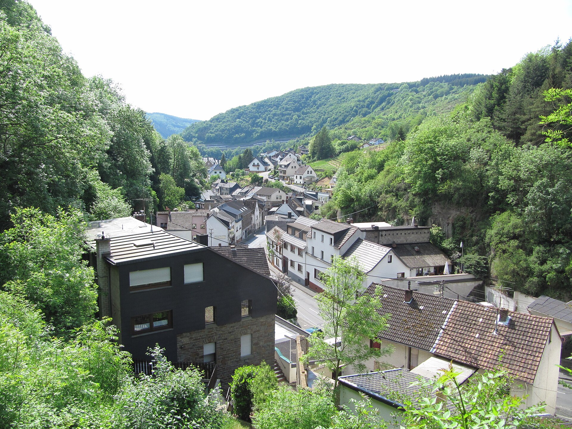 Blick auf Altenahr im Ahrtal am Nordostrand des Ahrgebirges