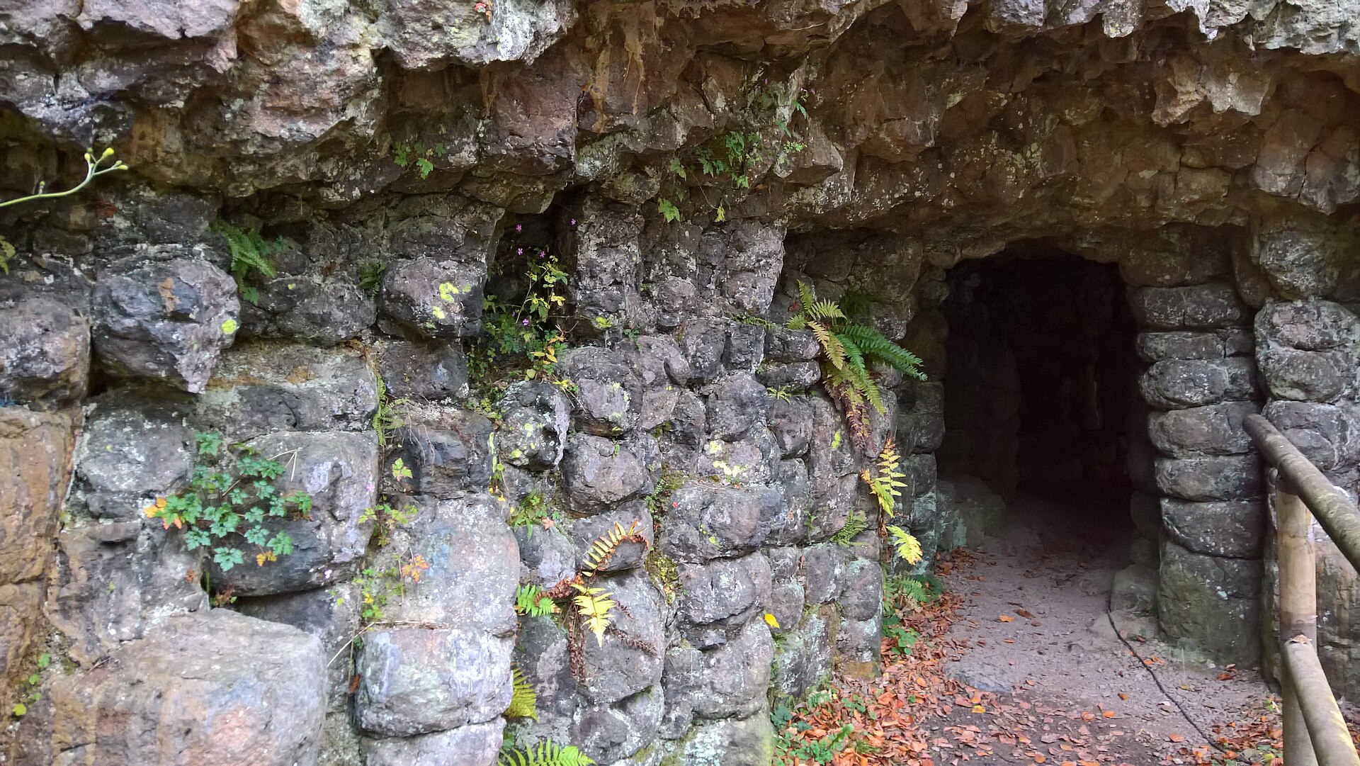 Basaltsäulen und südlicher Höhleneingang der Käsegrotte bei Bad Bertrich