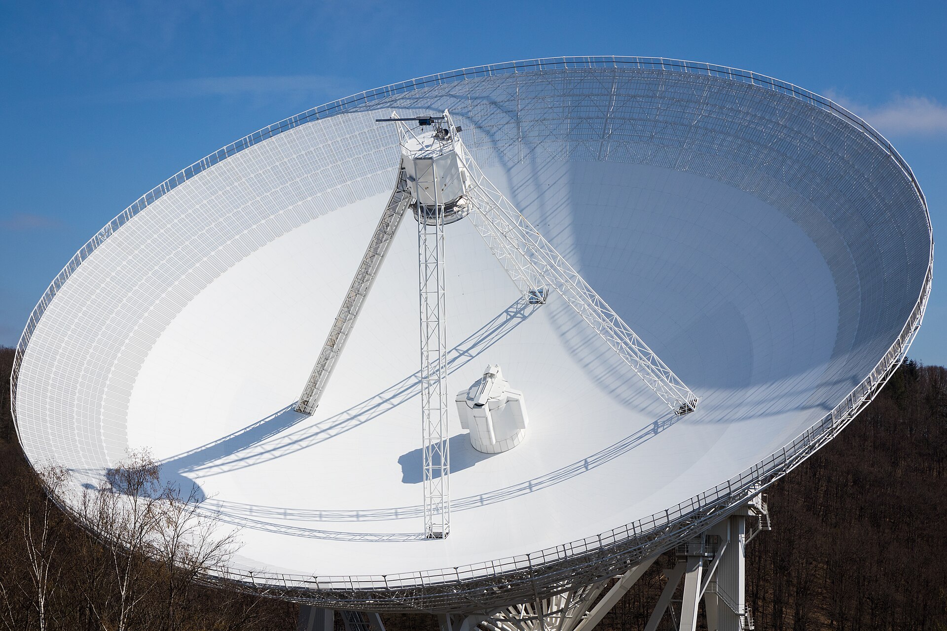 Das 100-Meter-Radioteleskop Effelsberg im Stadtgebiet von Bad Münstereifel