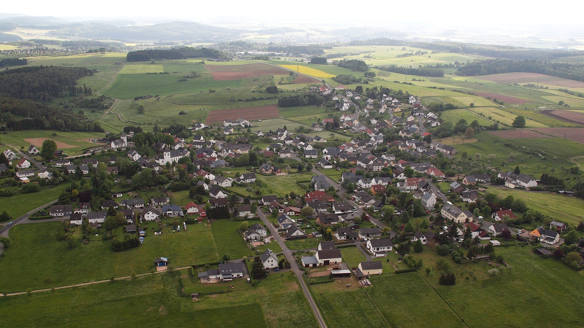 Luftaufnahme von Berndorf im Landkreis Vulkaneifel mit der Wehrkirche
