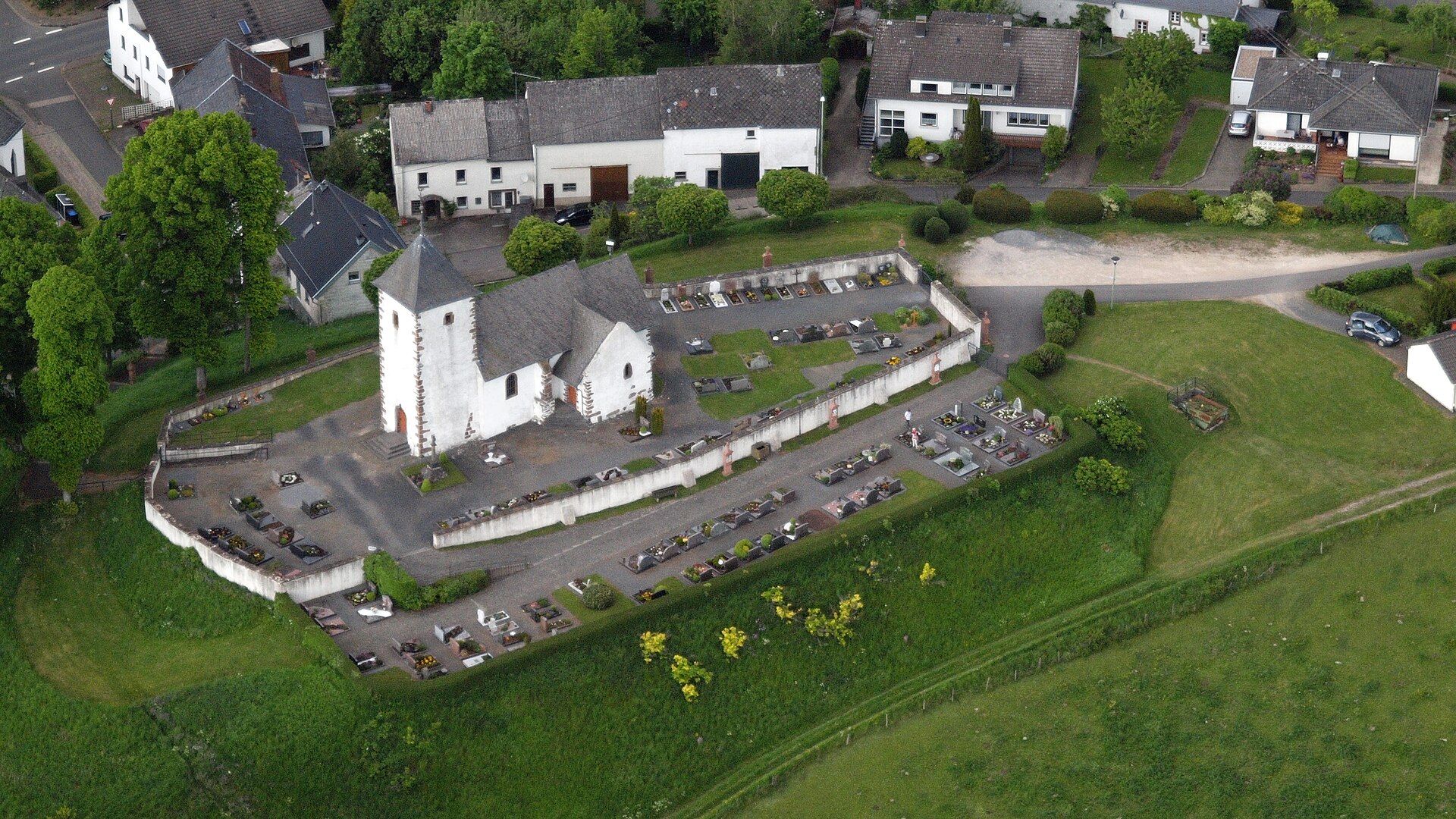 Die Wehrkirche von Berndorf in der Eifel