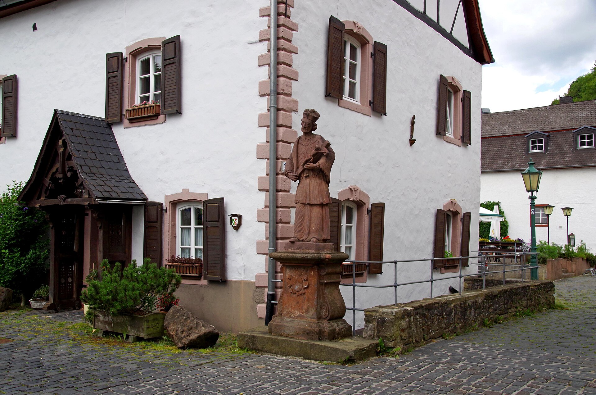 Ahrbrücke mit der Johannesstatue im historischen Ortskern von Blankenheim
