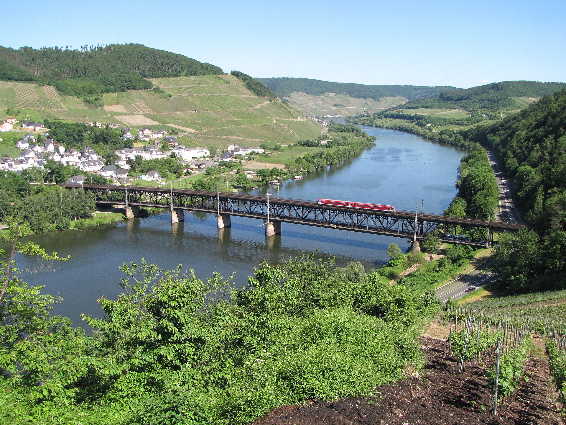 Die Doppelstockbrücke zwischen Alf und Bullay über die Mosel