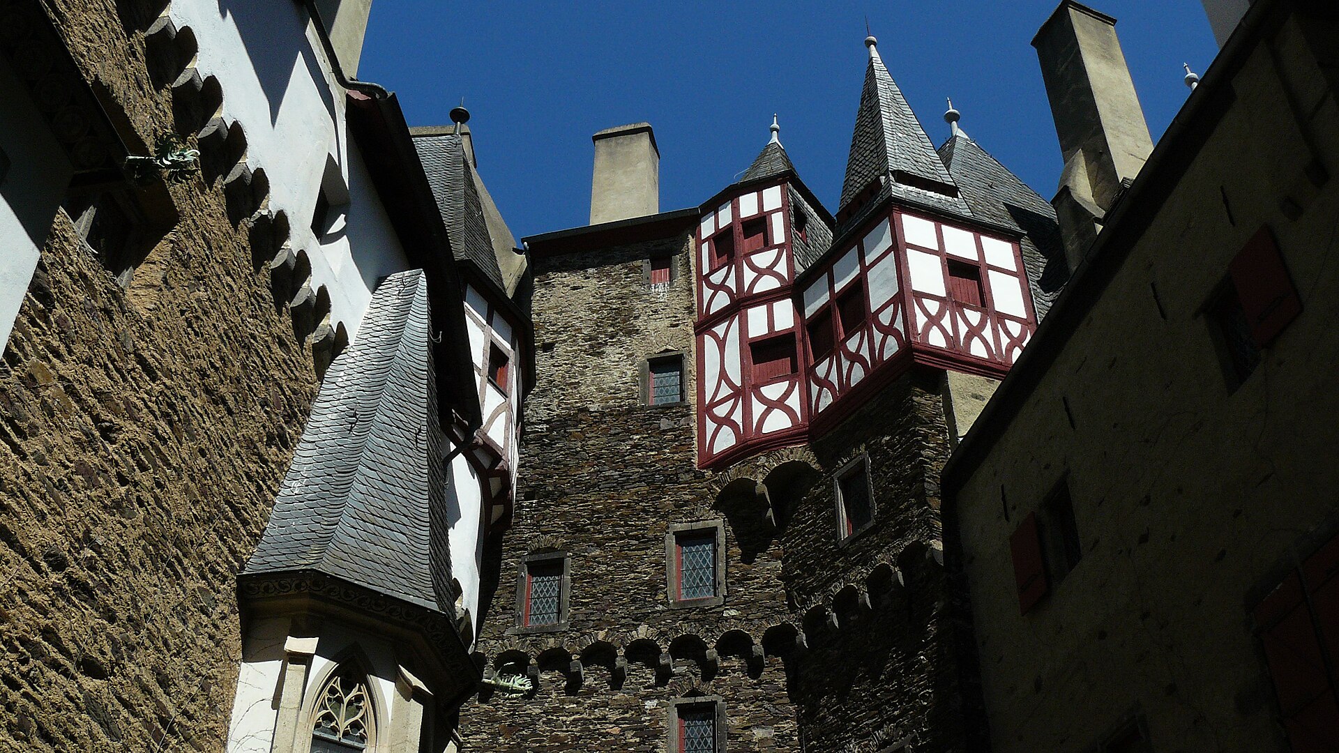 Blick in den Innenhof der Burg Eltz