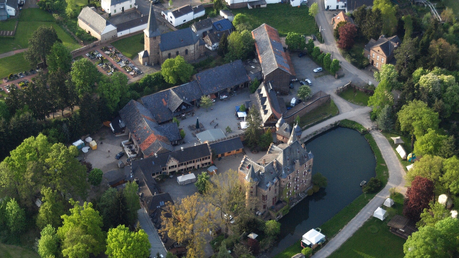 Luftaufnahme der Wasserburg Satzvey