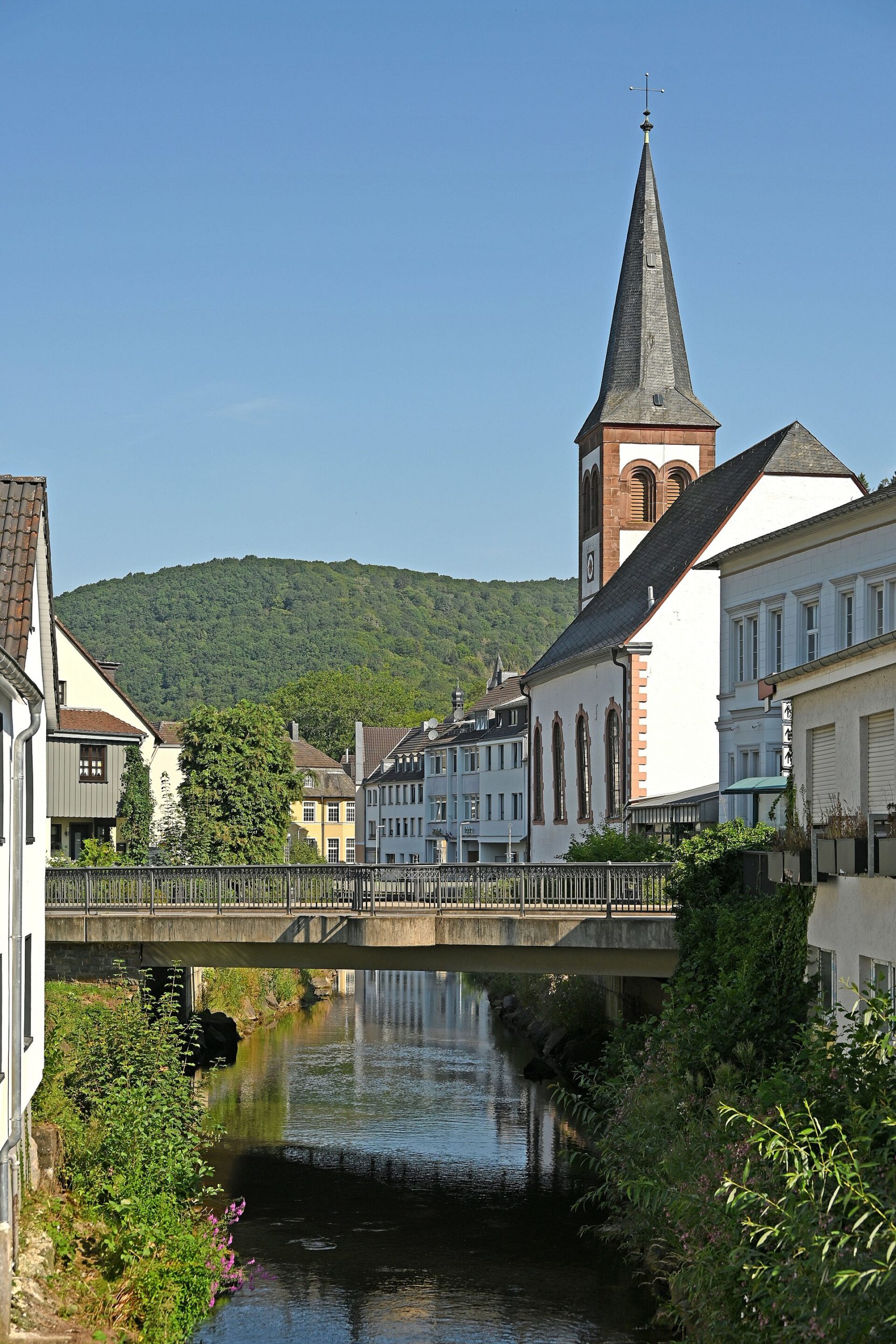 Blick vom Kreuzberg auf die Urftbrücke und die evangelische Kirche in Gemünd
