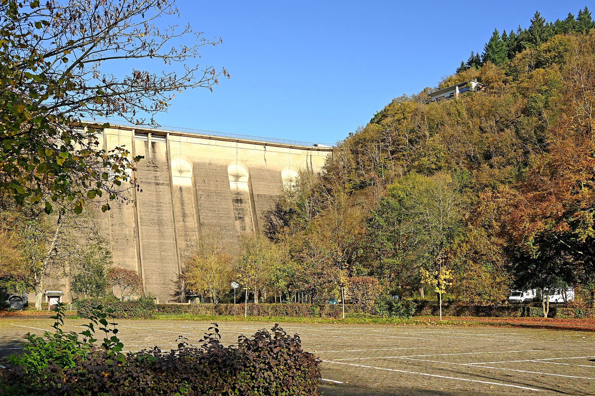 Die Staumauer der Oleftalsperre bei Hellenthal