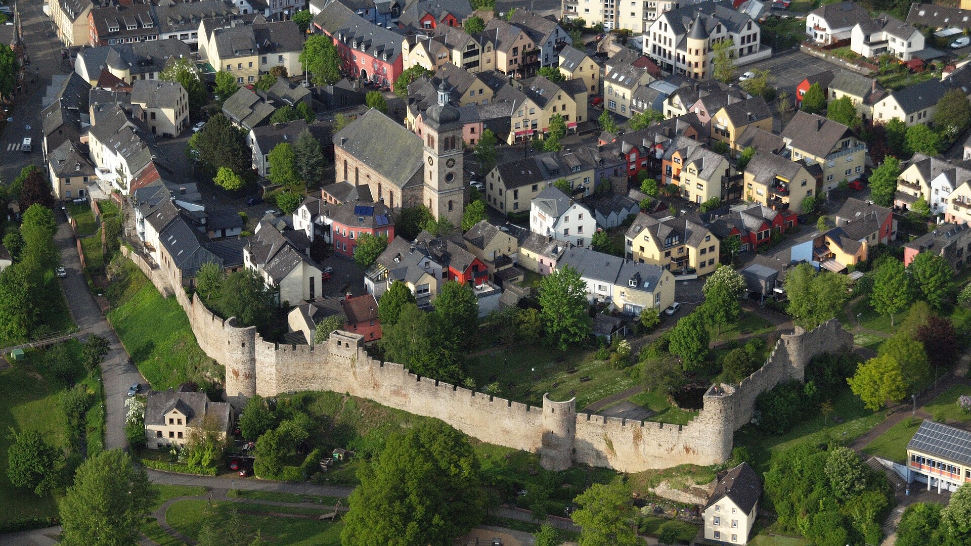 Luftaufnahme der Stadt Hillesheim in der Vulkaneifel