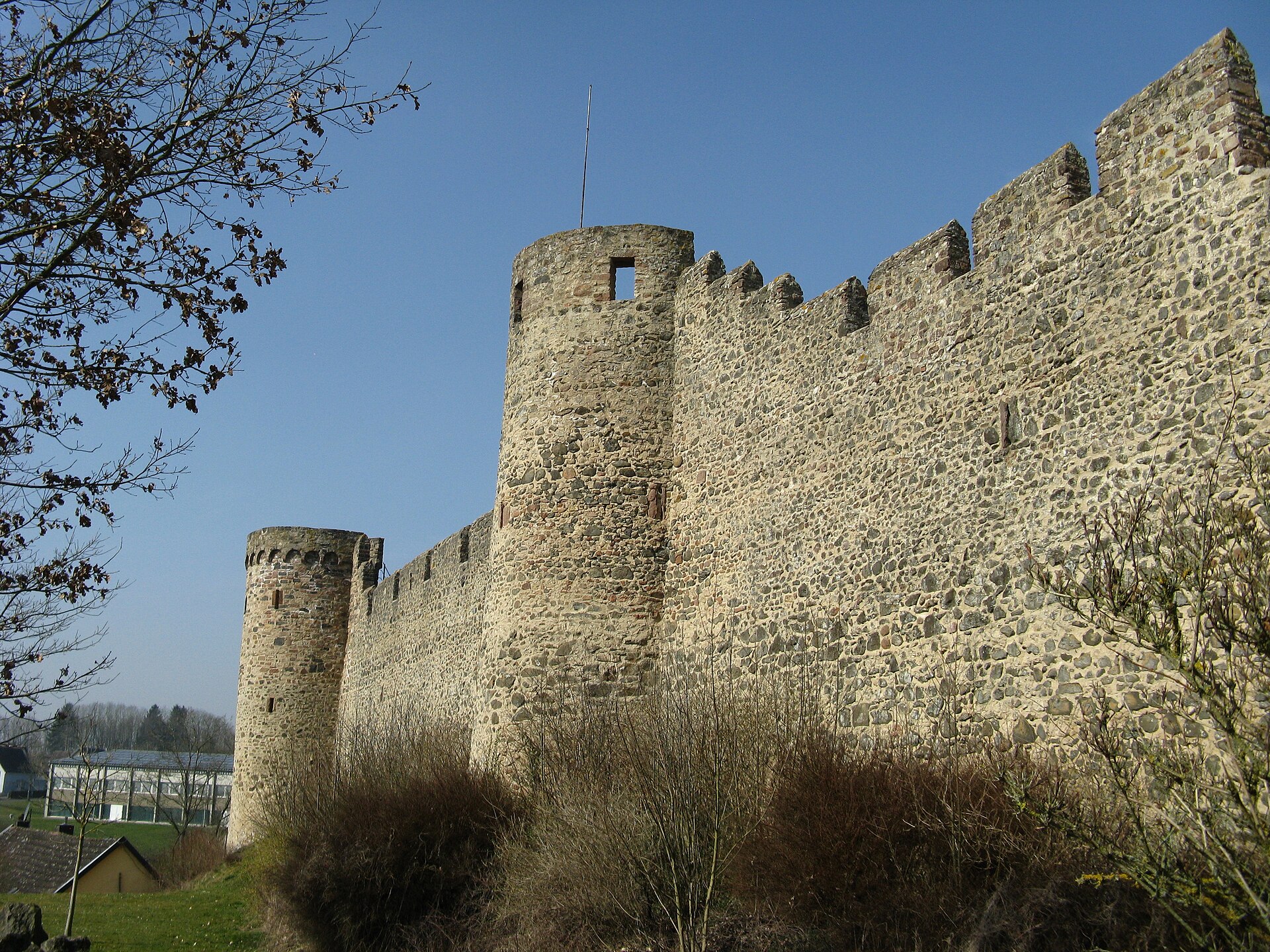 Die erhaltene Stadtmauer von Hillesheim in der Eifel