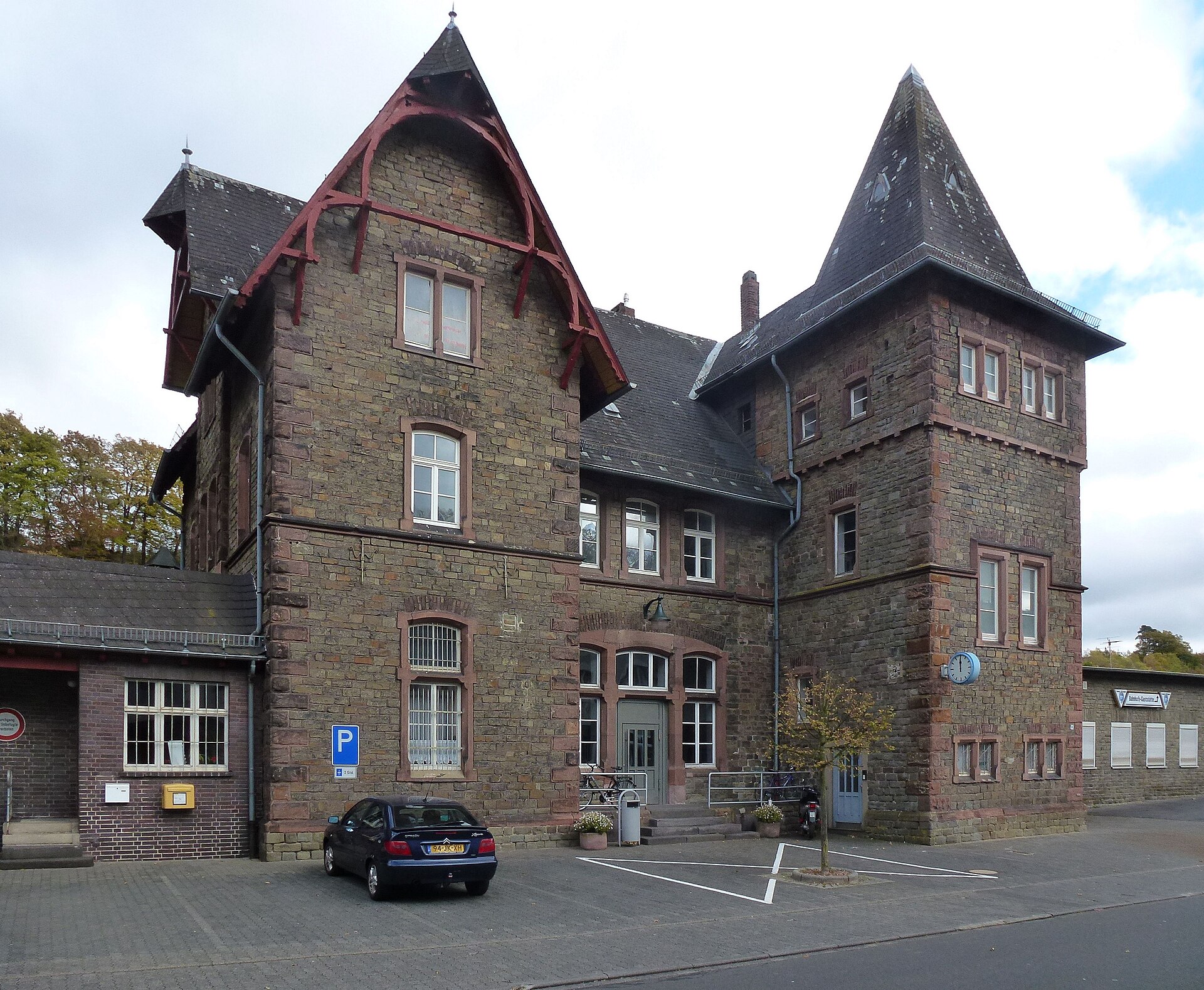 Das denkmalgeschützte Bahnhofsgebäude von Jünkerath an der Eifelstrecke