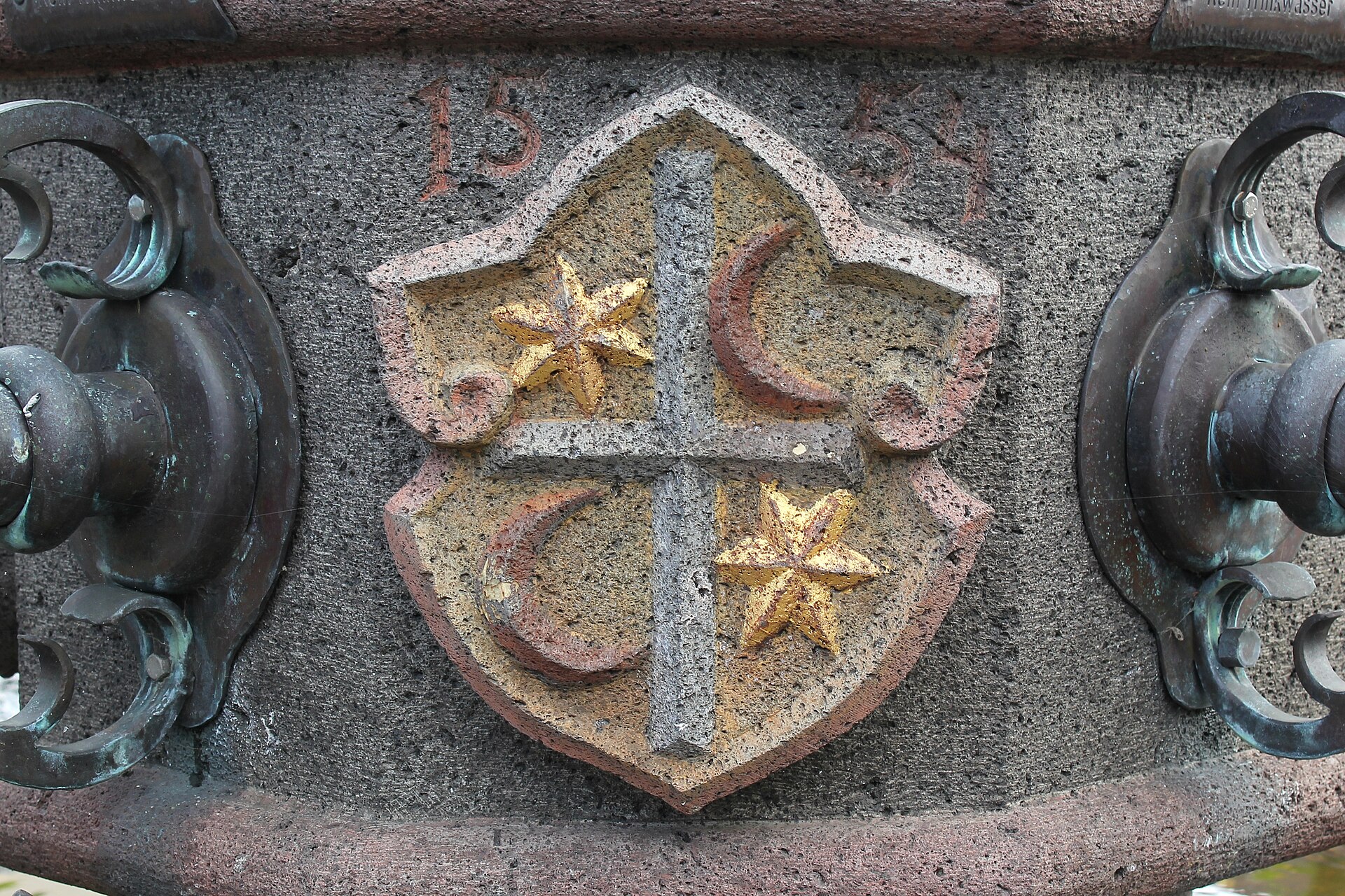 Der Depeschenreiterbrunnen in Kaisersesch mit dem Gerichtswappen von 1554
