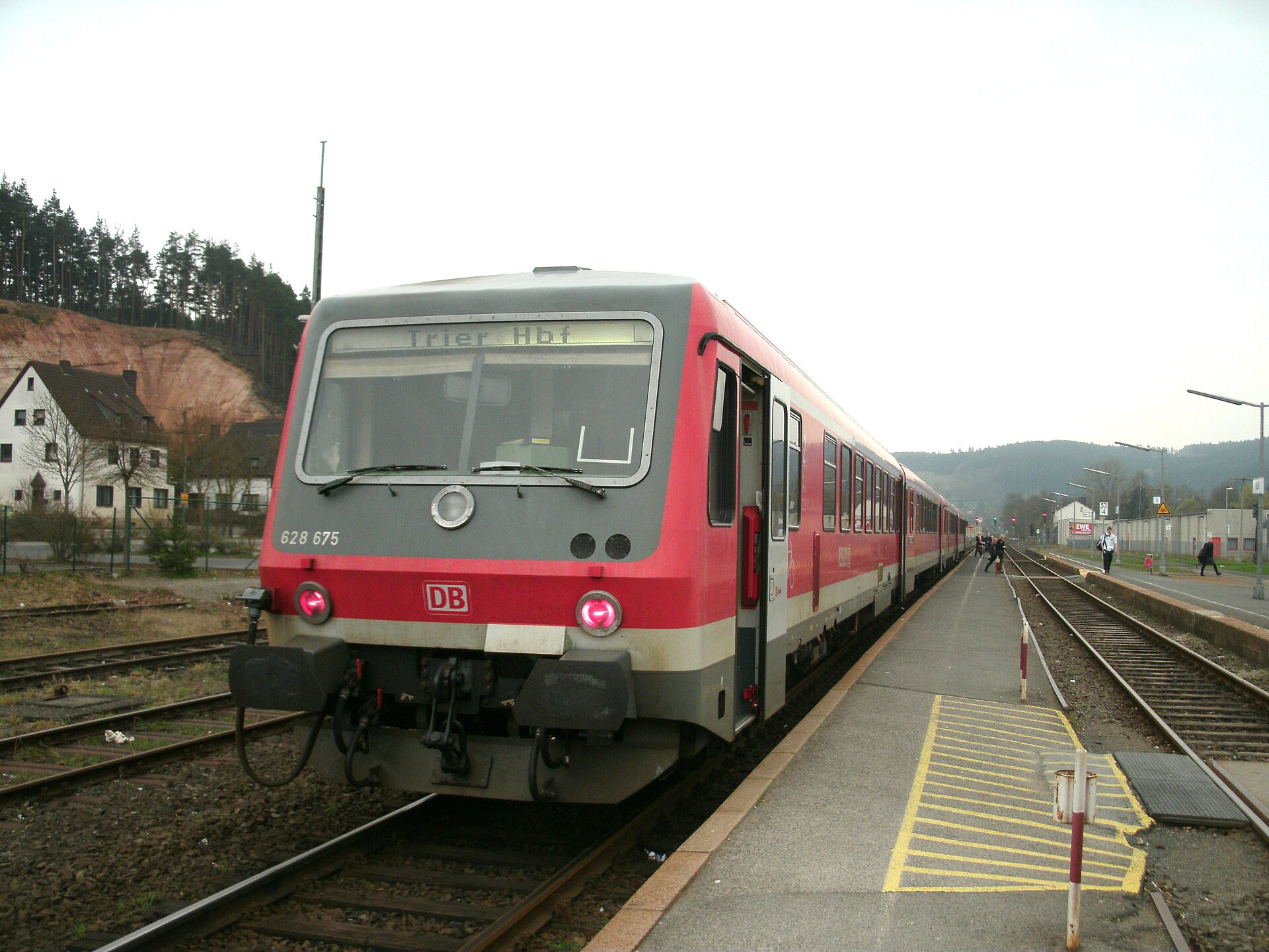 Triebwagen des Eifel-Express beim Halt im Bahnhof Kall