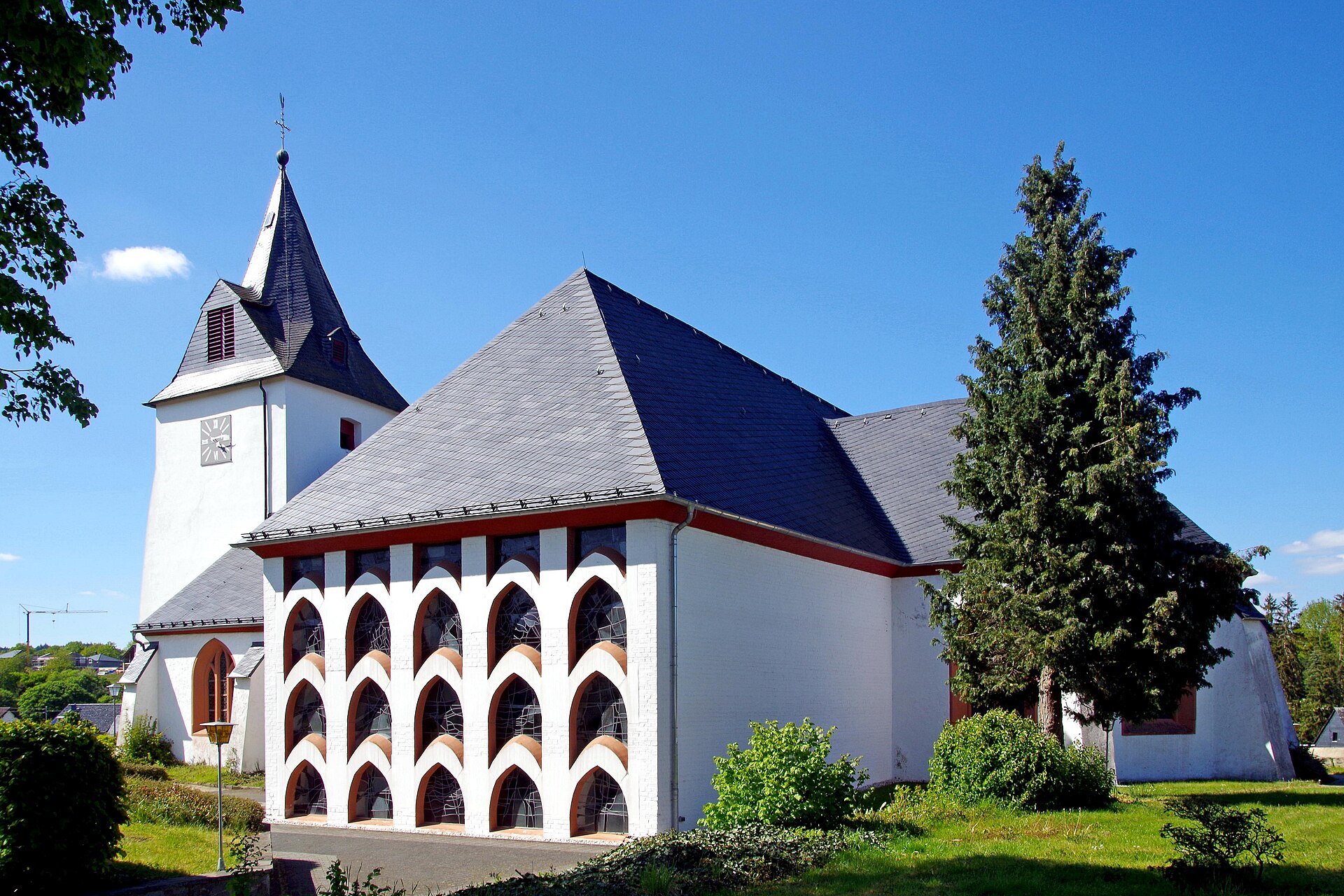 Die Pfarrkirche St. Vinzenz in Kelberg von Südosten