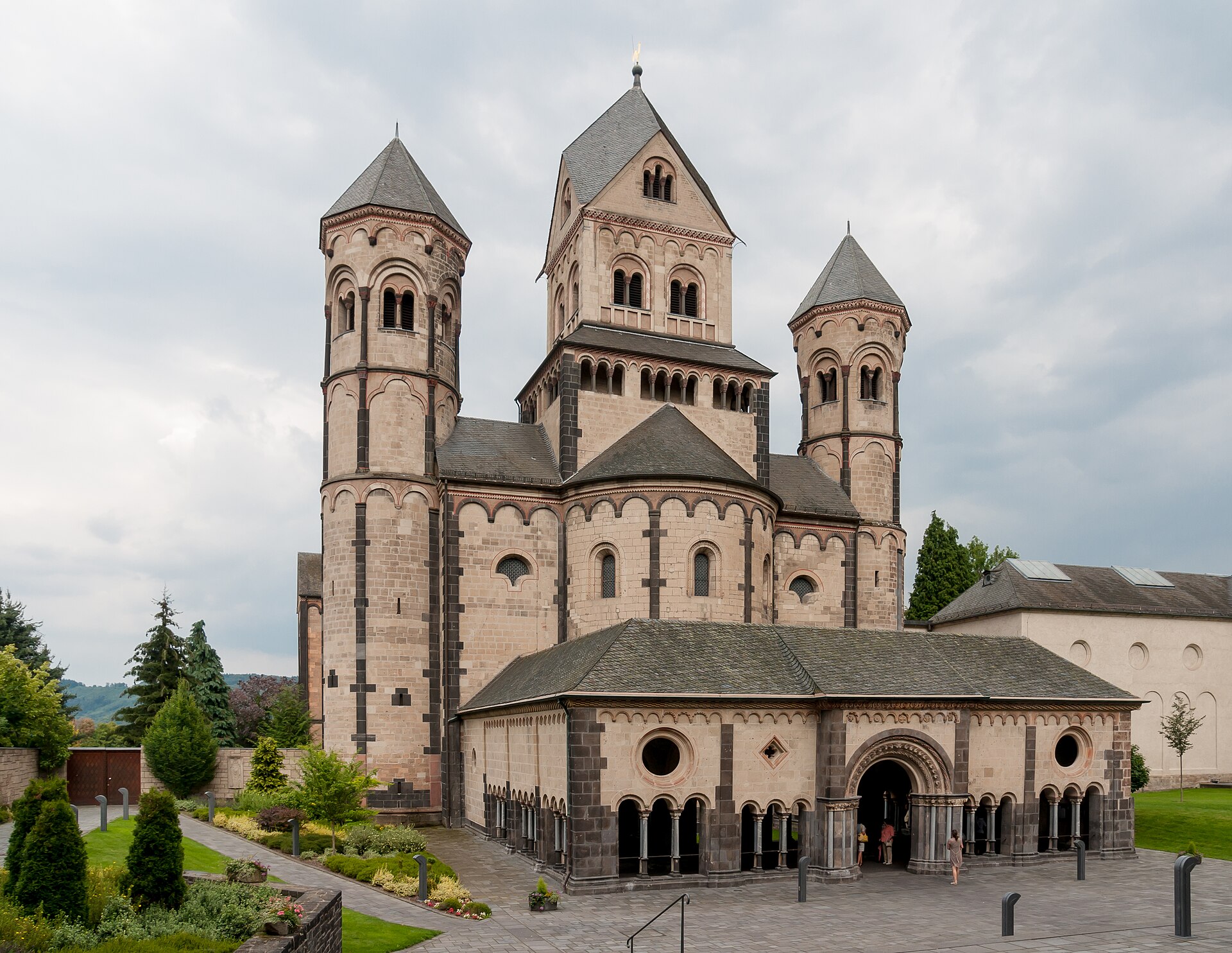Die Abteikirche Maria Laach in der Ortsgemeinde Glees