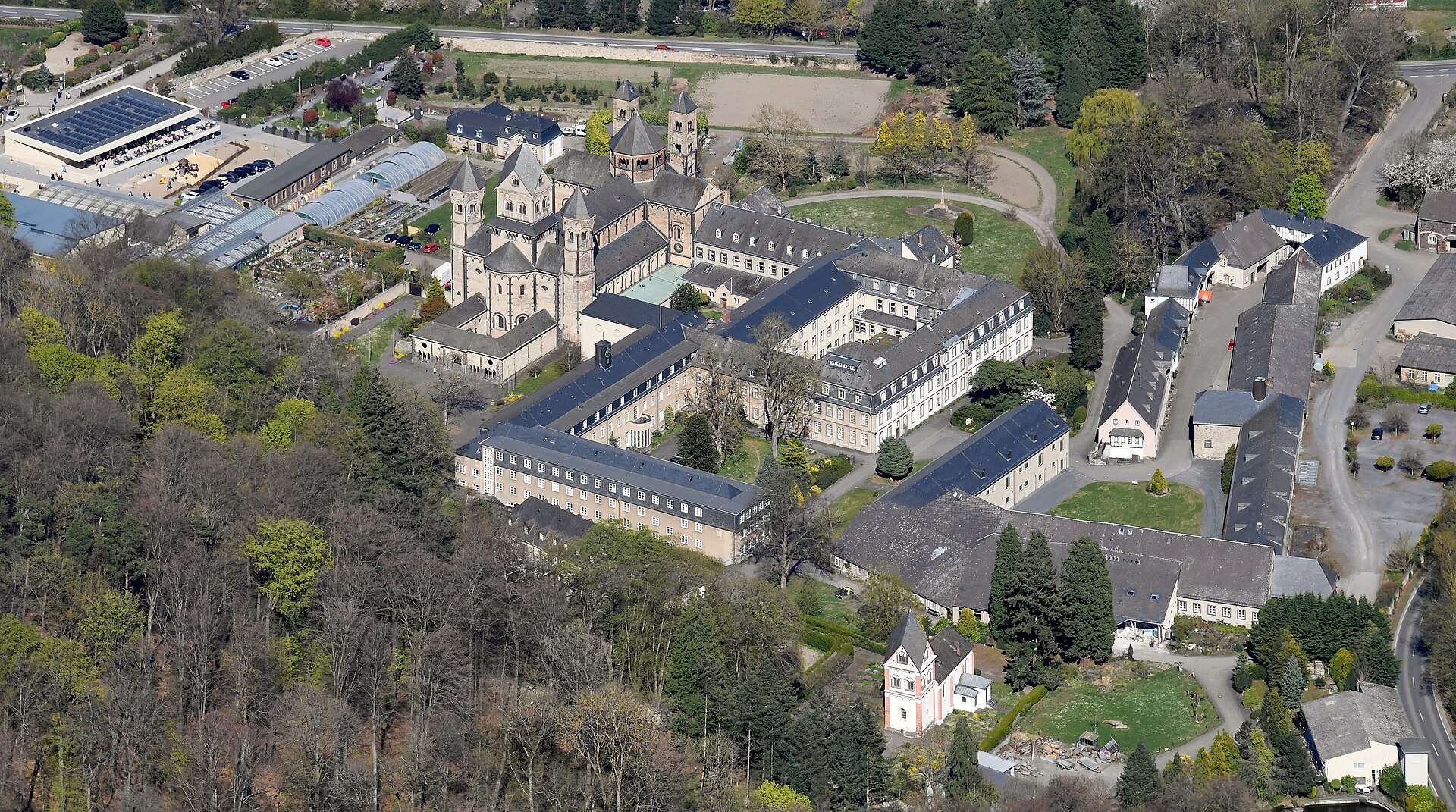 Luftaufnahme der Abtei Maria Laach am Laacher See von Südwesten