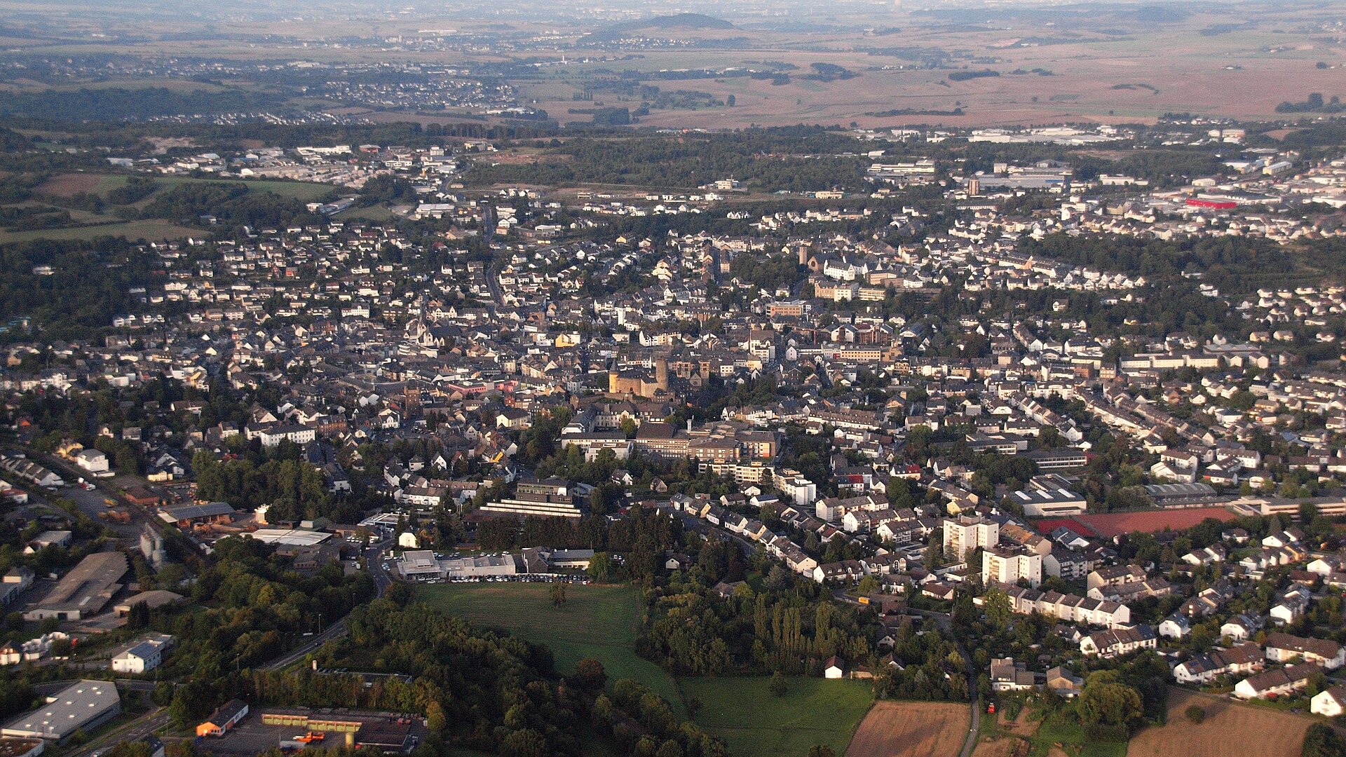 Luftaufnahme der Stadt Mayen mit der Genovevaburg