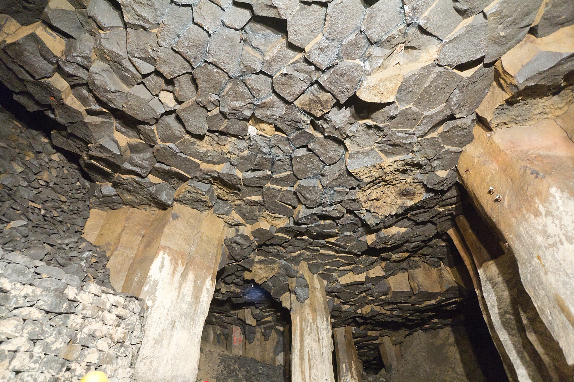 Decke und Säulen im Lavakeller unter Mendig