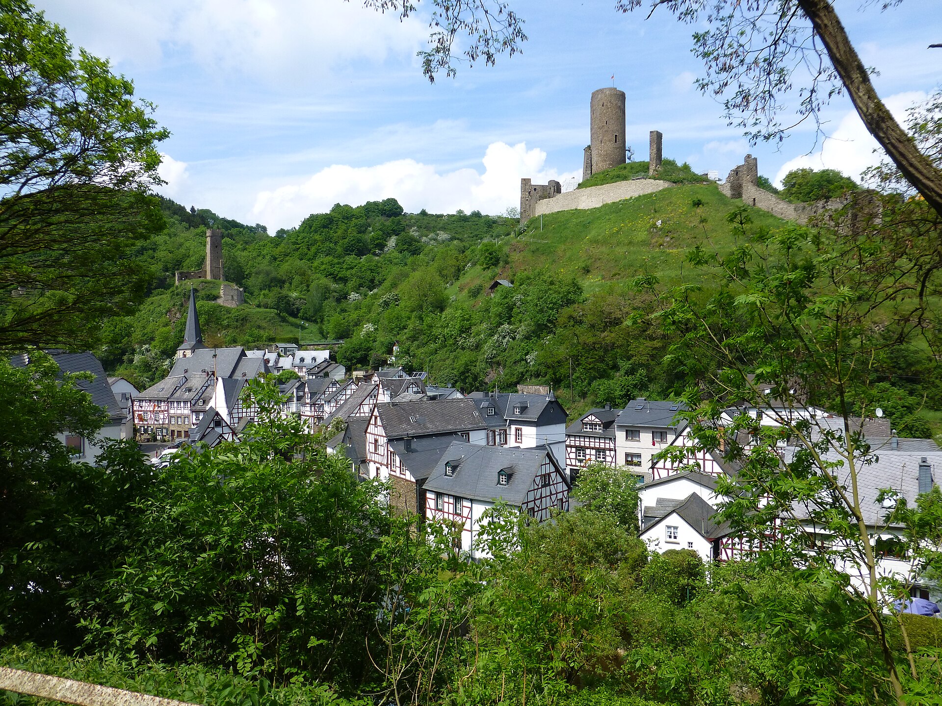 Die Ruinen der Löwenburg rechts und der Philippsburg links über Monreal