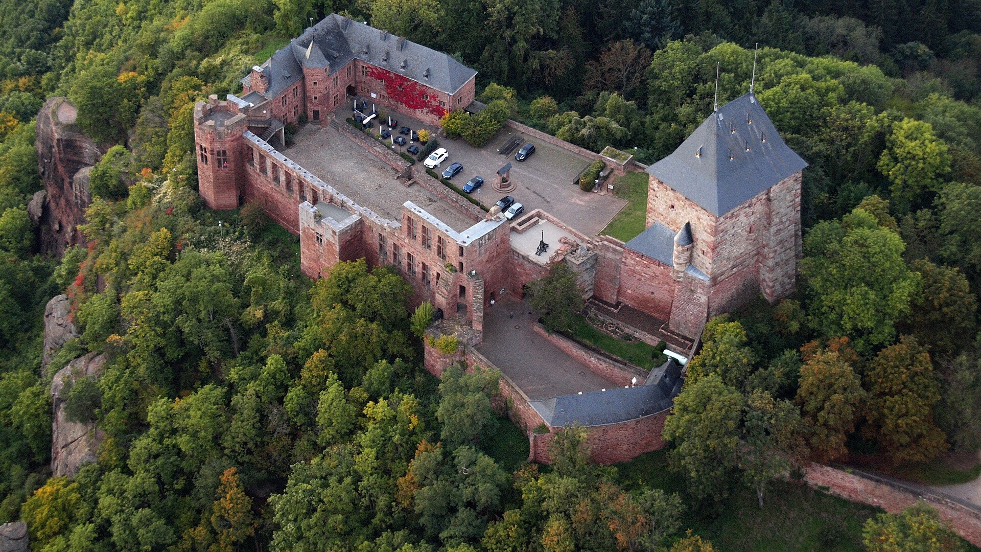 Luftaufnahme der Burg Nideggen aus südöstlicher Richtung