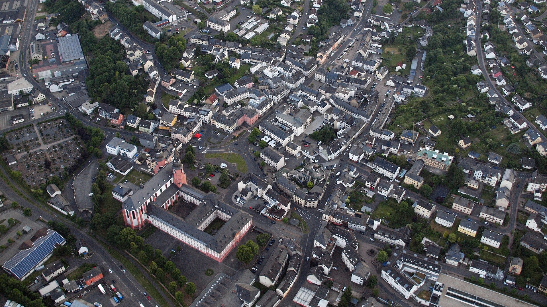 Luftaufnahme der Stadt Prüm mit der Salvatorbasilika