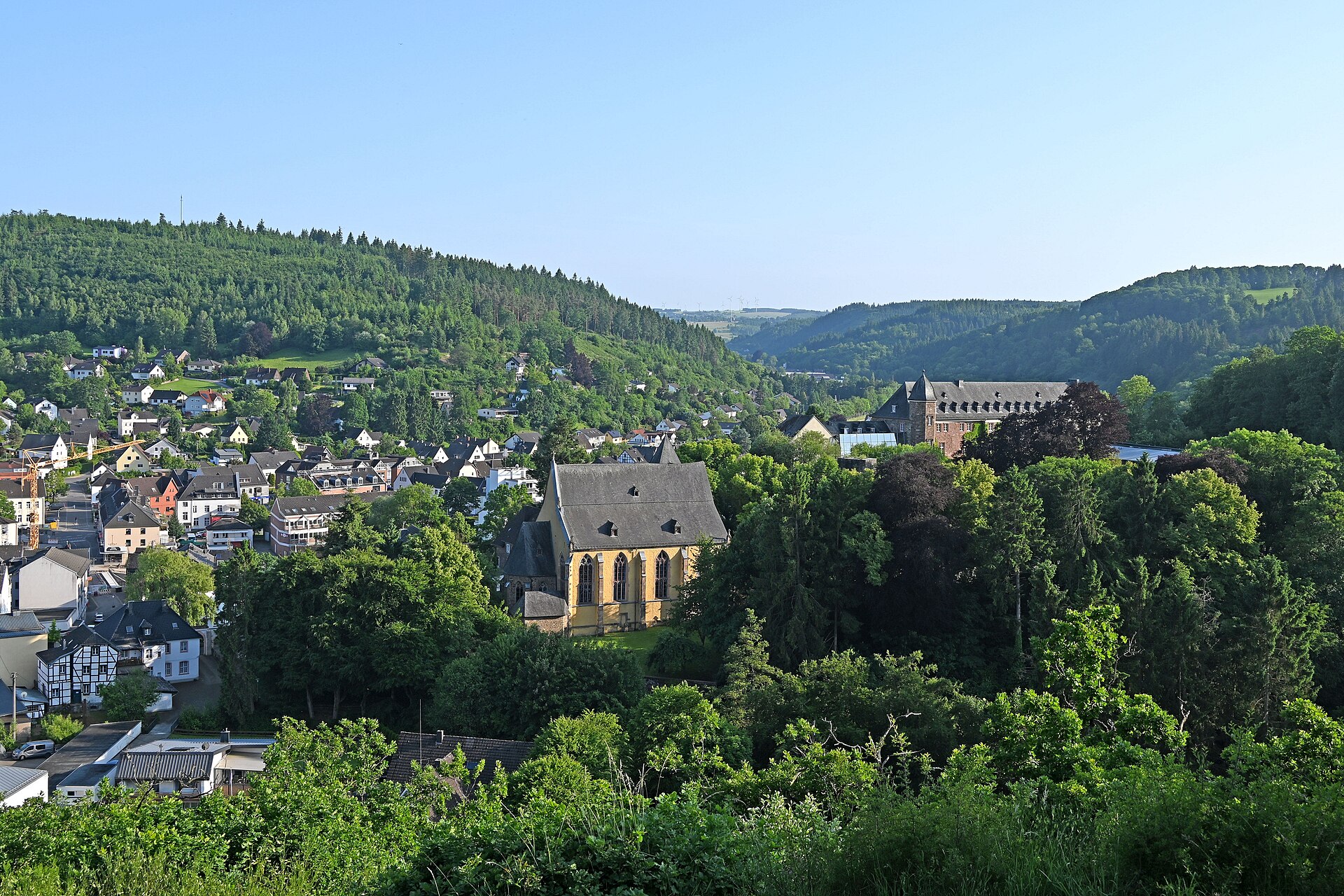 Blick von Südwesten auf Schleiden in der Eifel mit Schloss und Schlosskirche