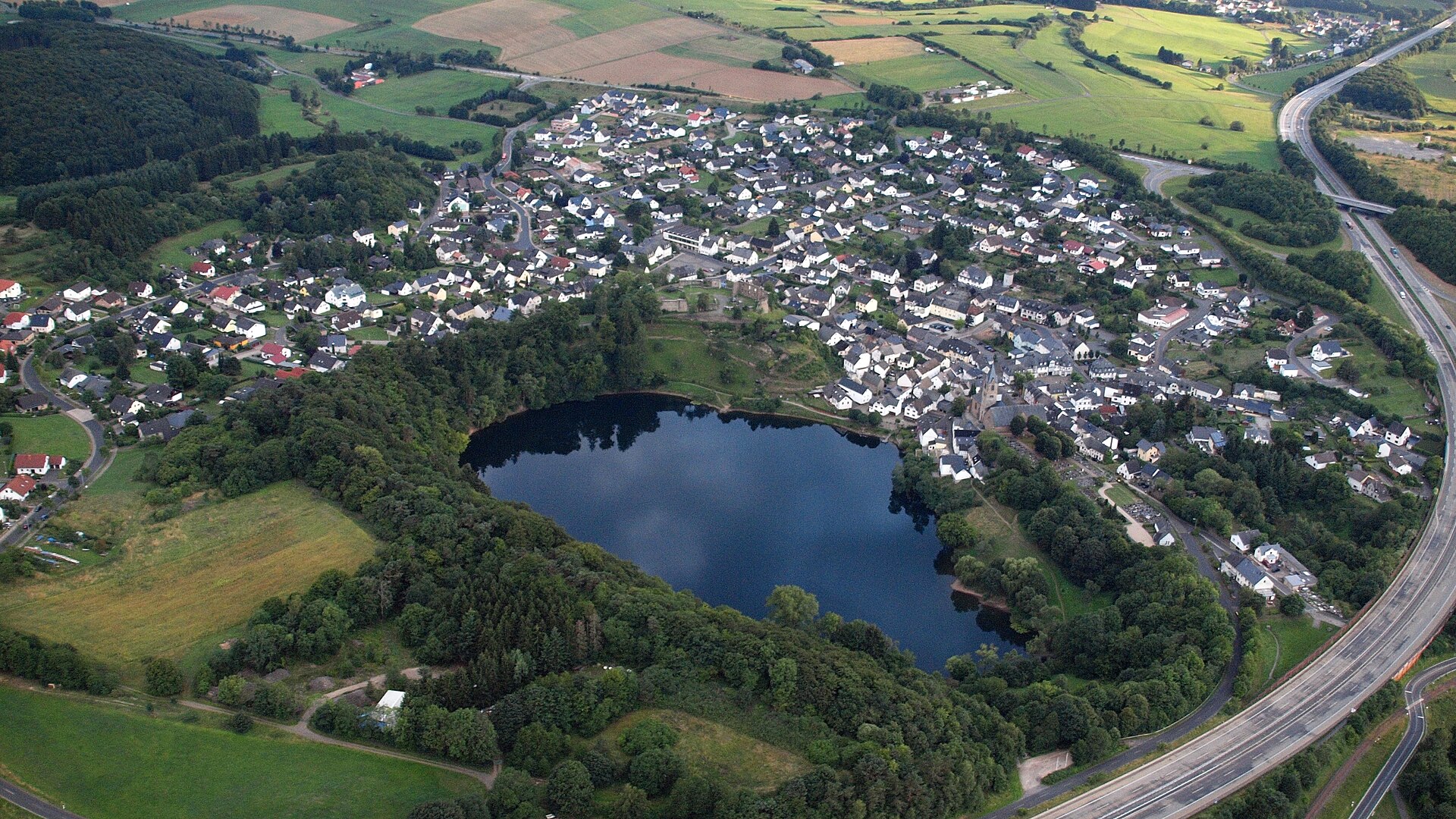 Luftaufnahme von Ulmen in der Eifel mit dem Ulmener Maar