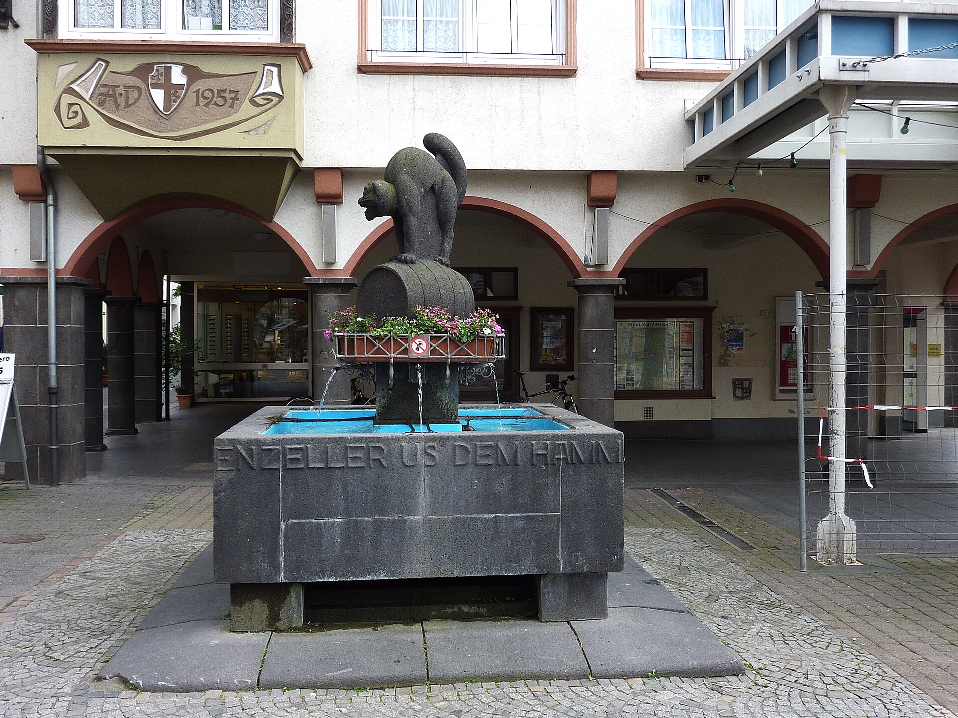 Der Schwarze-Katz-Brunnen in Zell an der Mosel