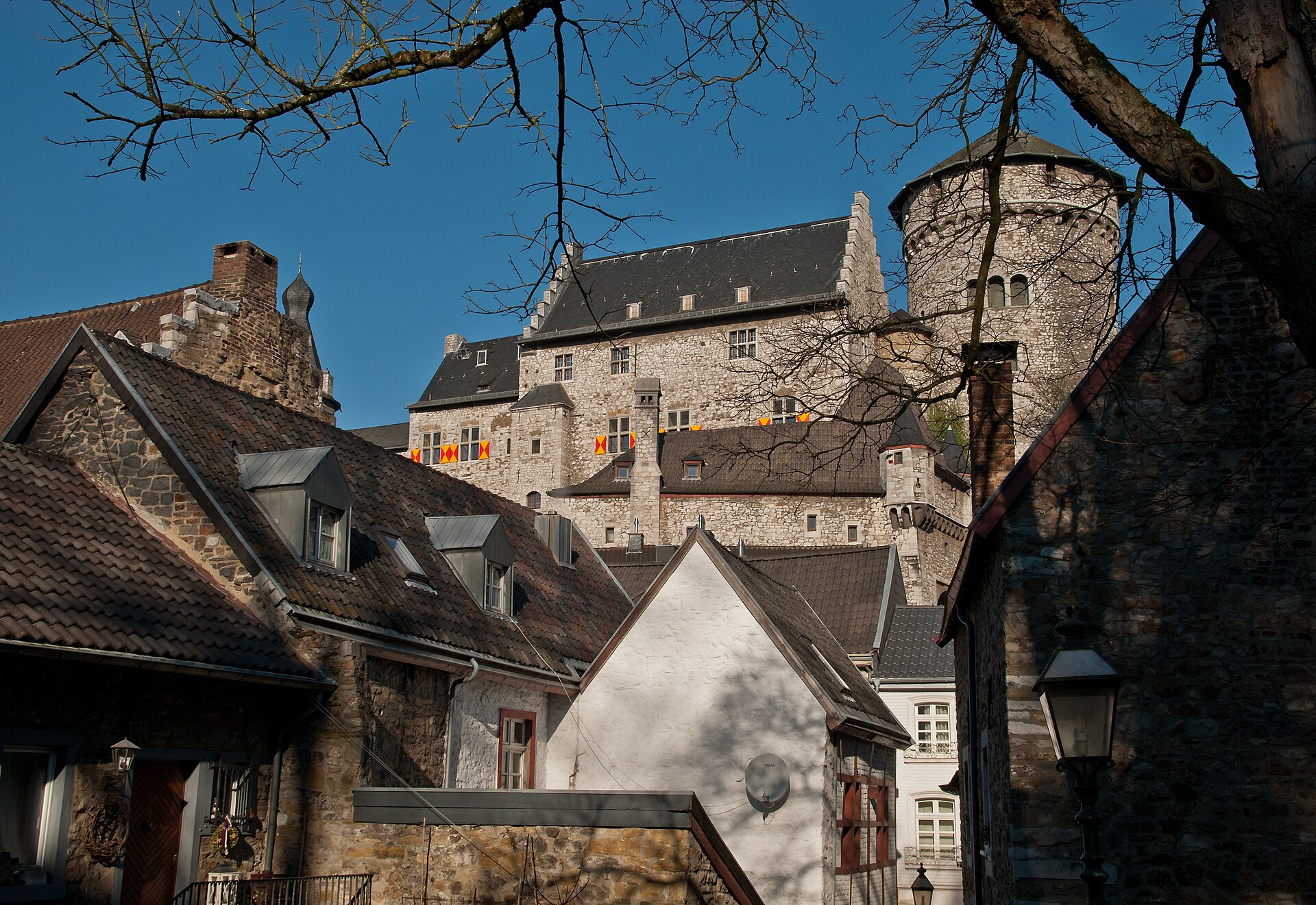 Burg Stolberg mit Palas und Rundturm über den Schieferdächern der Stolberger Altstadt, gesehen aus der Finkenberggasse.