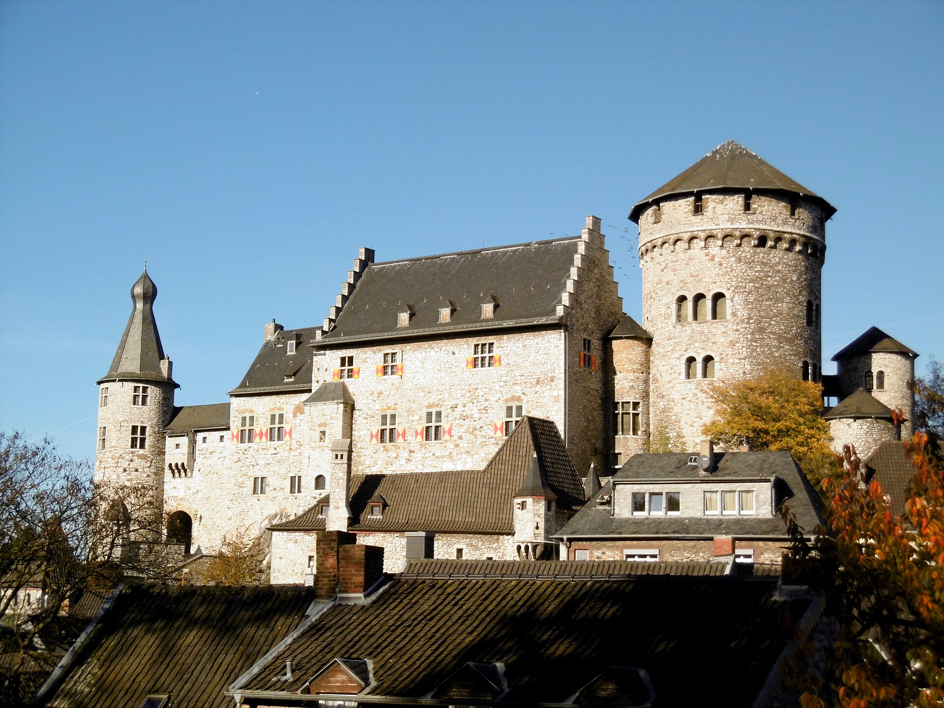Burg Stolberg im Rheinland von Süden gesehen, mit Bergfried, Wohnbau und Ecktürmen über den Dächern der Altstadt.