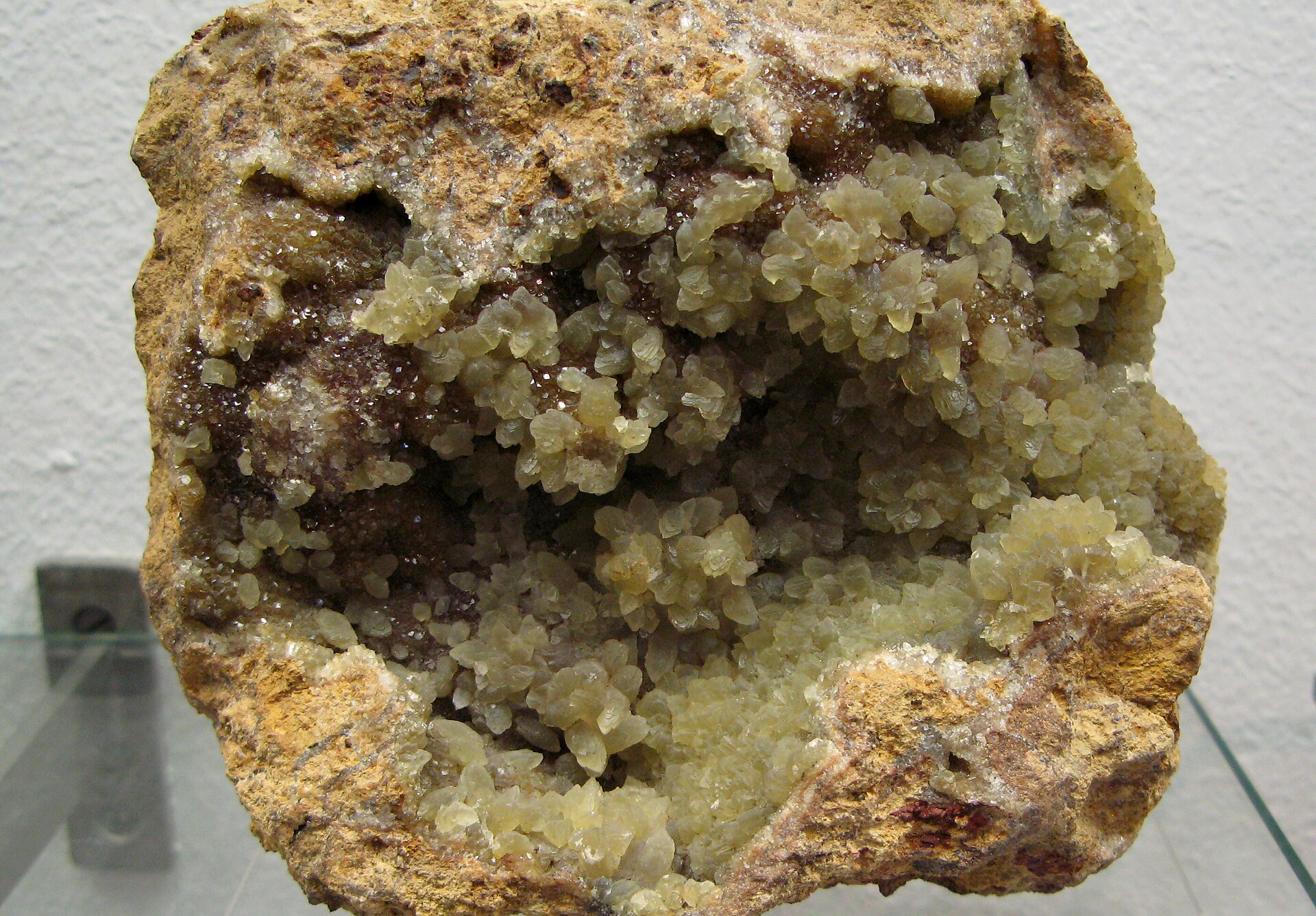 Mineralstufe mit gelblich-grünem, traubigem Smithsonit (Zinkspat) auf Galmei vom Altenberg bei Aachen.